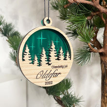 Indlæs billede til gallerivisning Julekugle træ+akryl udskåret m. valgfri tekst