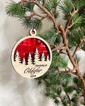 Indlæs billede til gallerivisning Julekugle træ+akryl udskåret m. valgfri tekst