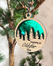 Indlæs billede til gallerivisning Julekugle træ+akryl udskåret m. valgfri tekst