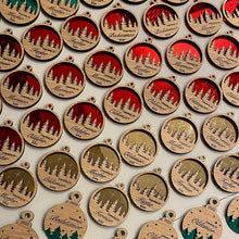 Indlæs billede til gallerivisning Julekugle træ+akryl udskåret m. valgfri tekst