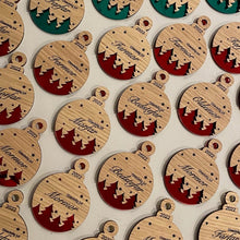 Indlæs billede til gallerivisning Julekugle træ+akryl m. valgfri tekst