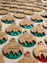 Indlæs billede til gallerivisning Julekugle træ+akryl m. valgfri tekst