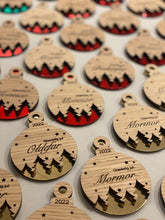 Indlæs billede til gallerivisning Julekugle træ+akryl m. valgfri tekst