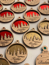 Indlæs billede til gallerivisning Julekugle træ+akryl udskåret m. valgfri tekst