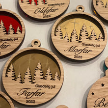 Indlæs billede til gallerivisning Julekugle træ+akryl udskåret m. valgfri tekst