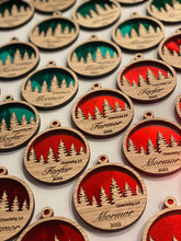 Indlæs billede til gallerivisning Julekugle træ+akryl udskåret m. valgfri tekst